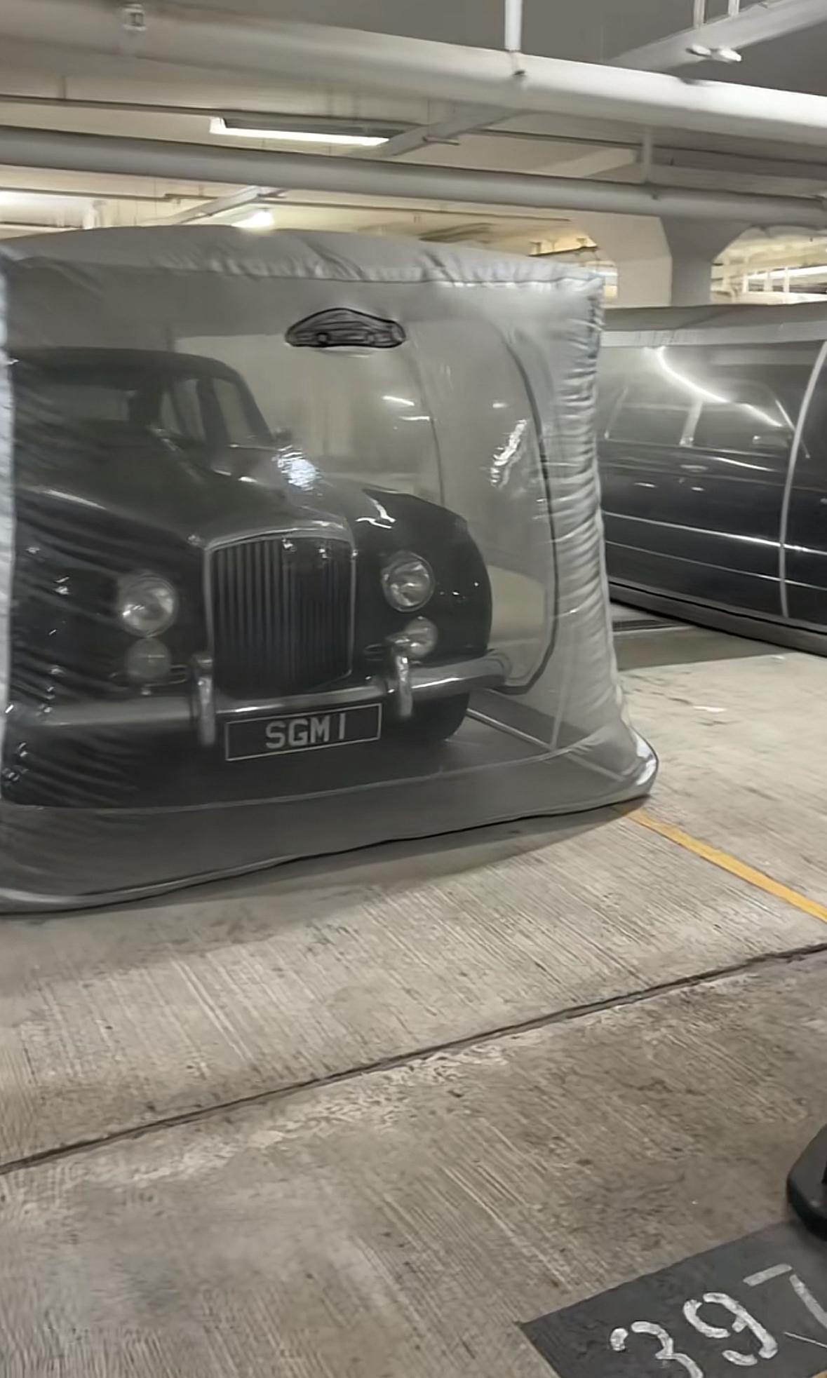 原来有钱人的车库都是恒温恒湿防尘的....香港虽然寸土寸金，但是对人家来说该宽敞