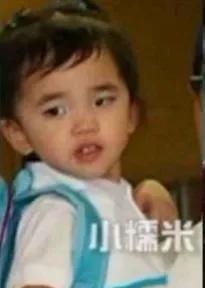 杨幂的闺女小糯米……长得比较像亲爹翻版哈……

亲妈的大眼睛和高鼻梁，都没跟上…