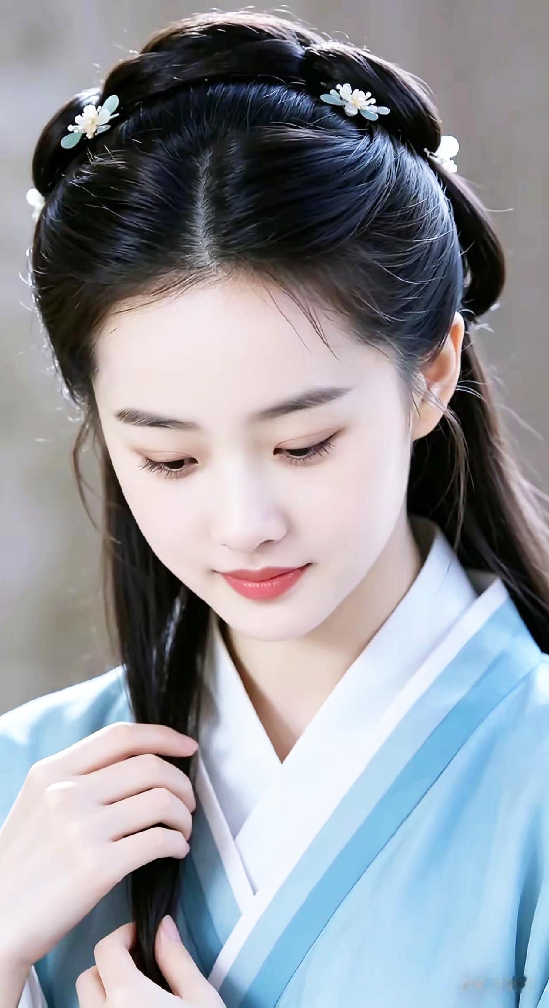 温柔古风少女，发间簪花，浅蓝汉服，恬静动人。