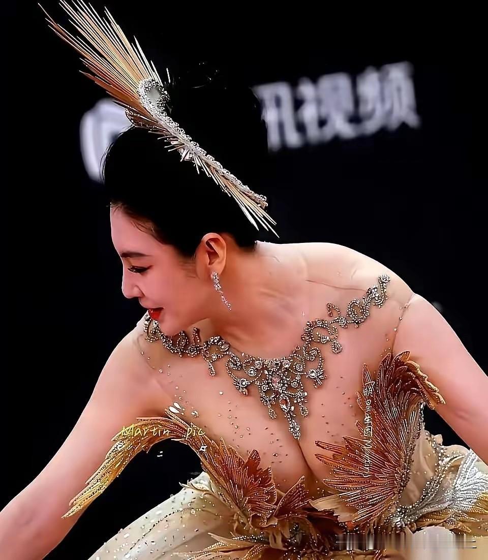 身后是谁？每次出事都有人保，一直立着大女主敢爱敢做的人设，被人这么爆料好几年一句