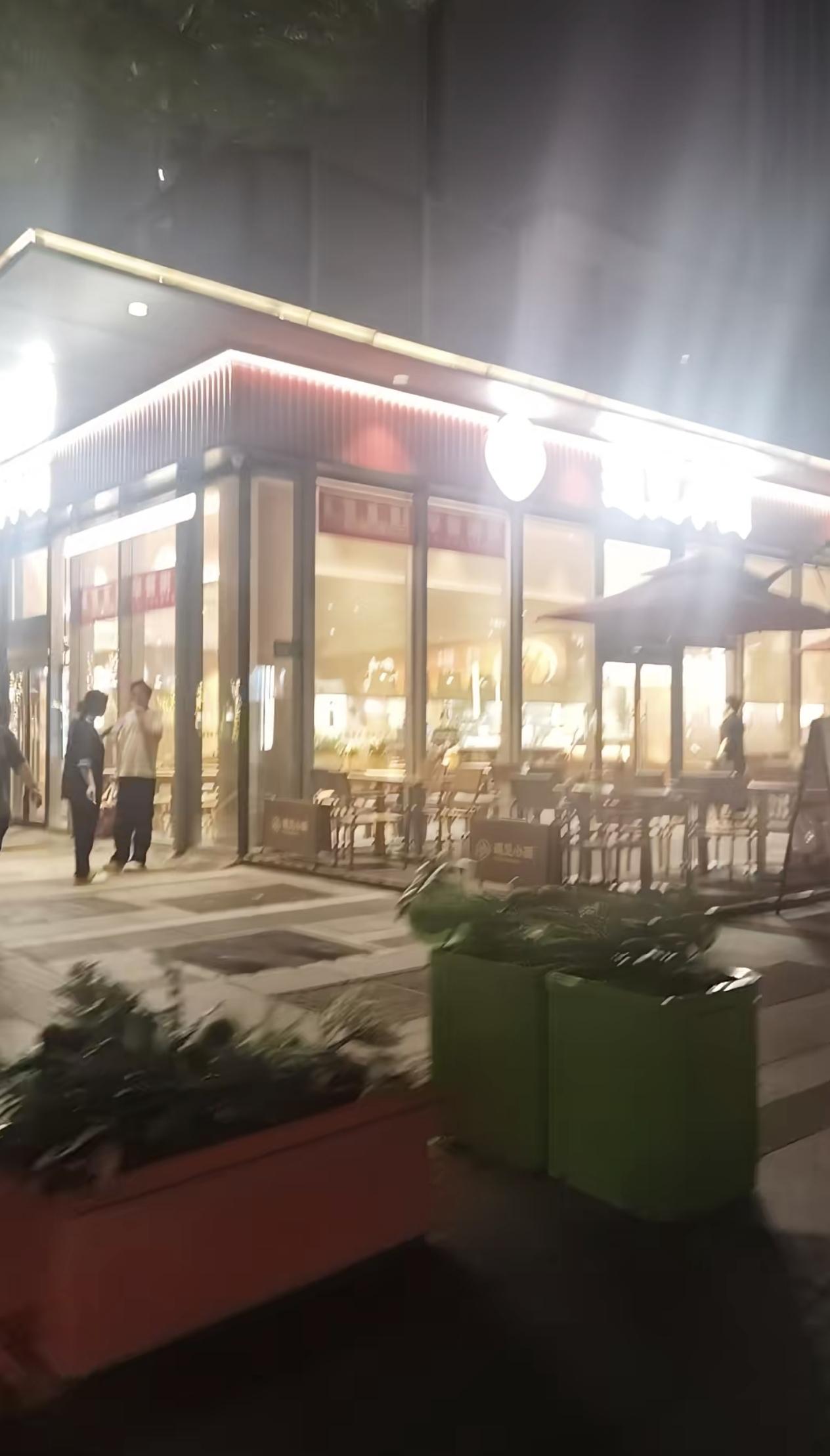 6月13日，上海。晚七点多，网友拍到的虹桥“遇见小面”一家店面的情况，不知道是不