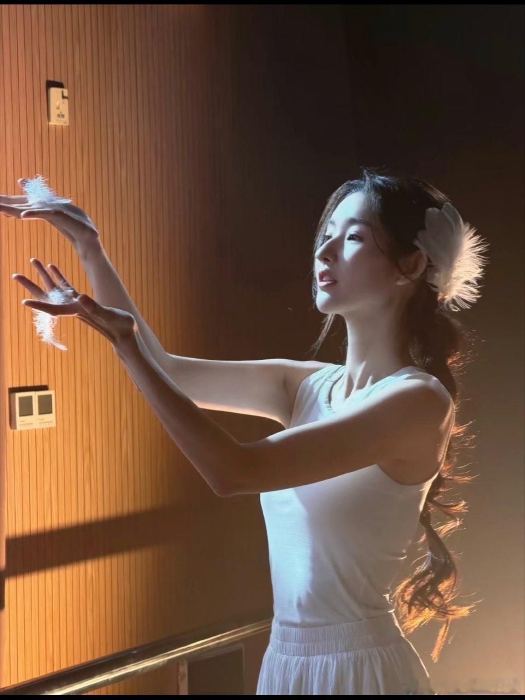 王玉雯瘦到肋骨都清晰可见美的很神圣的背后要付出好多努力[泪] ​​​