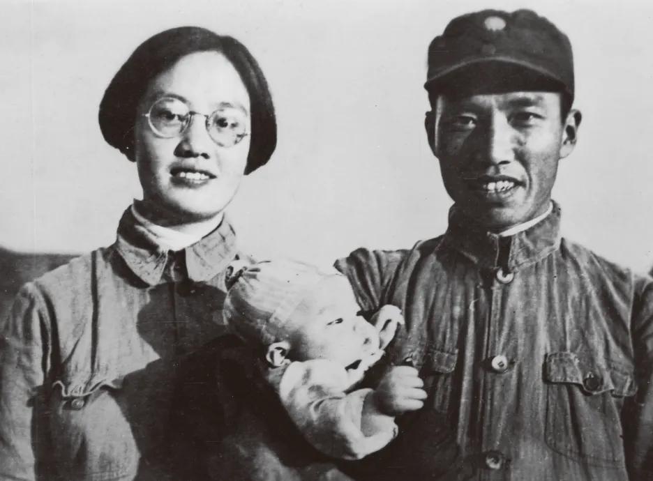 左权将军与妻子刘志兰、女儿左太北一家三口人唯一的合影。

左权将军身着军装，神情