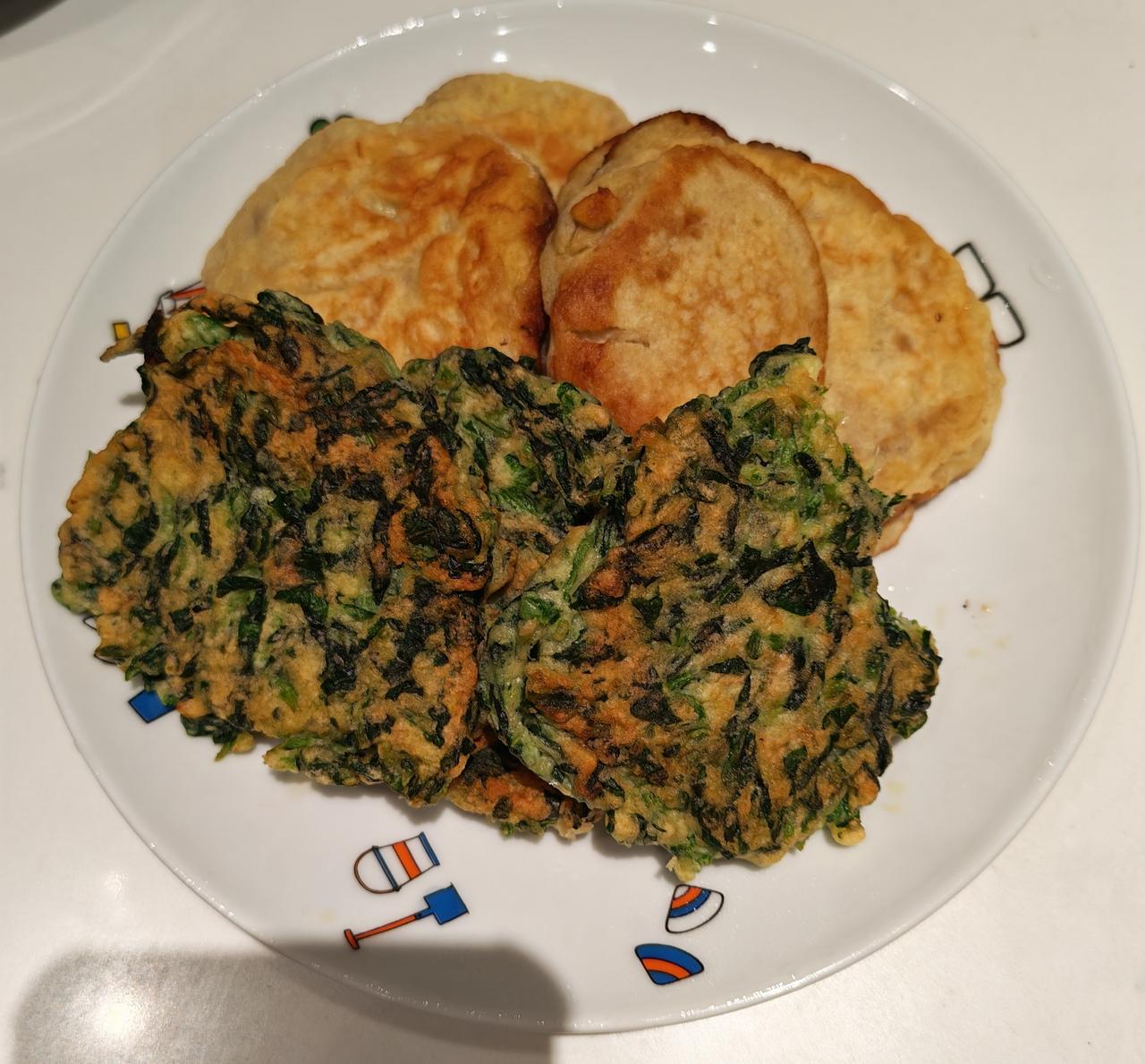 今天晚上烙了两种小饼，一种是香蕉饼，一种是菠菜饼。
香蕉饼是从网上学的，把一根香