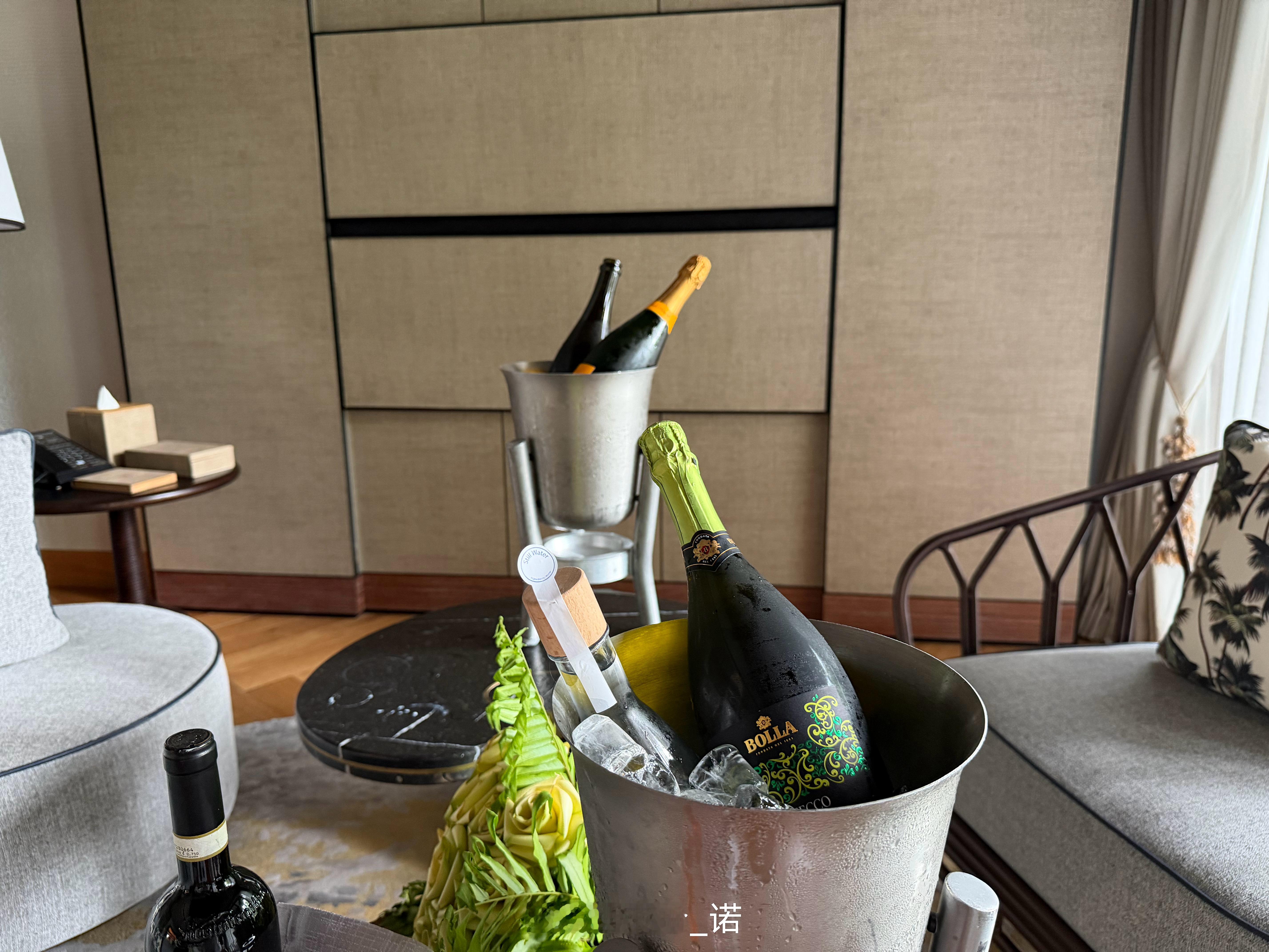 谁能用爱烘干潮湿的心，是海岛落日，还是杯里摇晃的心事。尽数沉入杯中落日。 ​​​