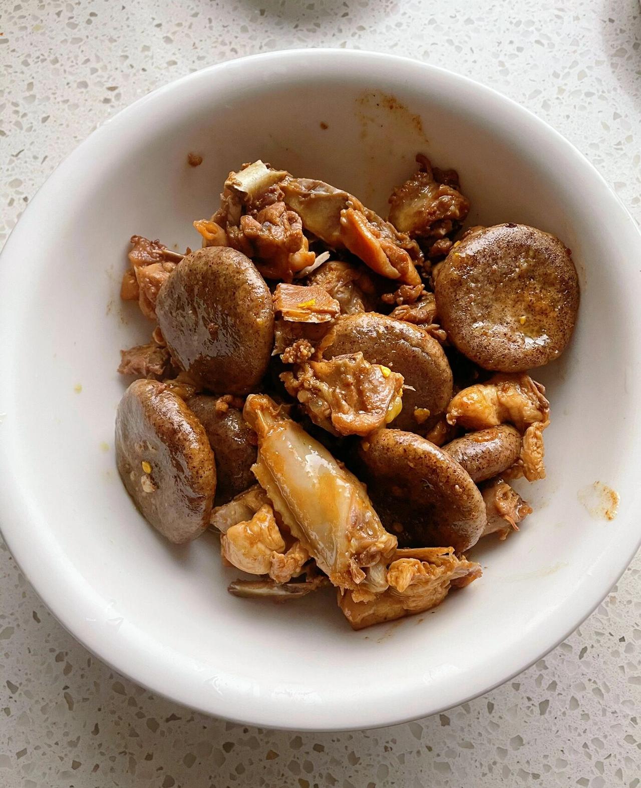 湖南娄底新化美食，这家老店值得吃！
新化和平饭店
美食推荐：
1、糁子粑蒸鸡、新