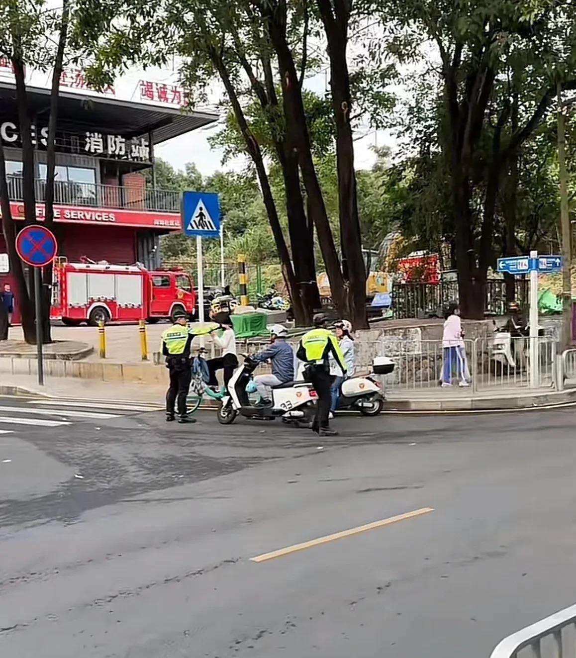 深圳幼儿园外，宝妈戴头盔骑电驴也被抓？交警严查引热议！
深圳某幼儿园门口，宝妈送