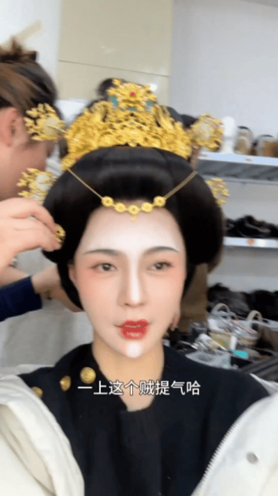 沈梦辰国色芳华贵妃妆造 沈梦辰在《国色芳华》中的贵妃妆造十分华丽，她身着繁复的宫