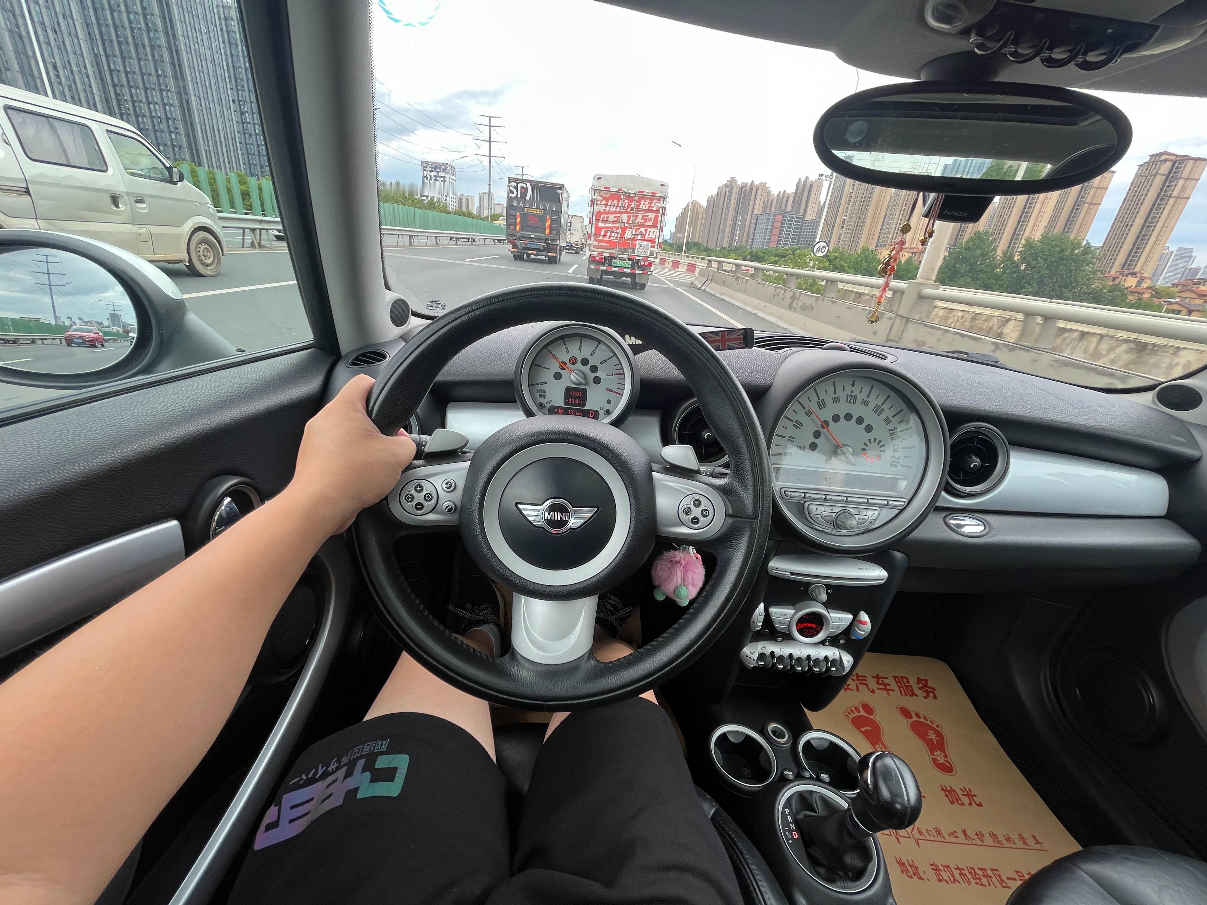 MINI真好开，好喜欢[苦涩][苦涩]我以后也要给自己淘个老MINI。 ​​​