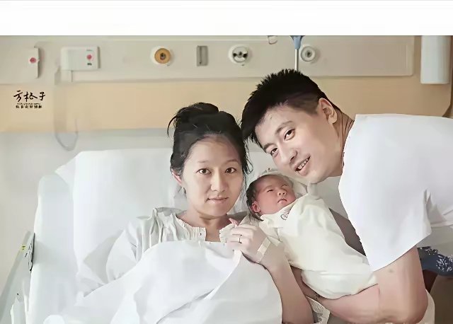 从孩子的年纪去看，张雪峰的妻子李丽婧应该是生完了孩子才去攻读硕士，博士的。张雪峰