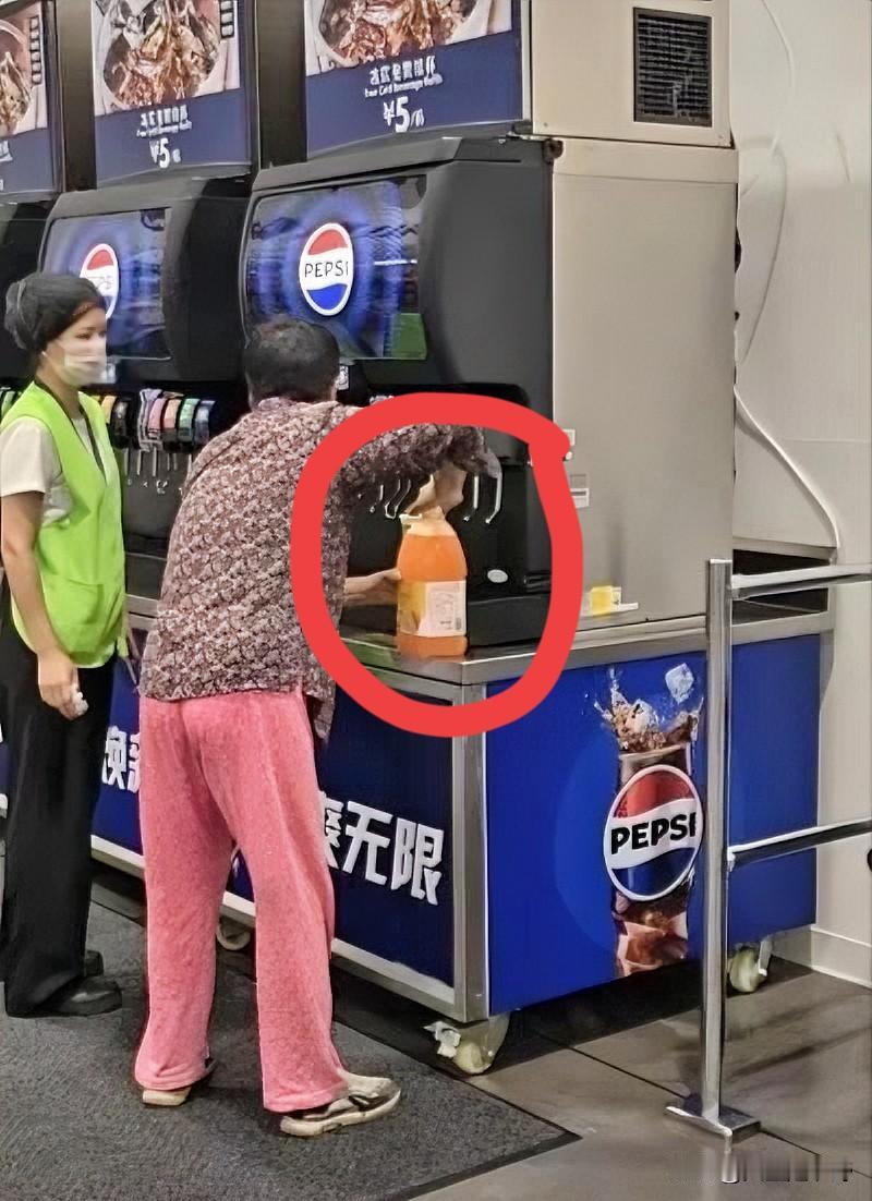 这“续面”才刚刚结束，就又来了个“续杯”！

最近山姆超市“续杯”的这个大妈挺火