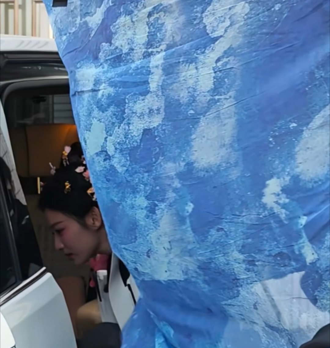 像是披发妆挺浓 