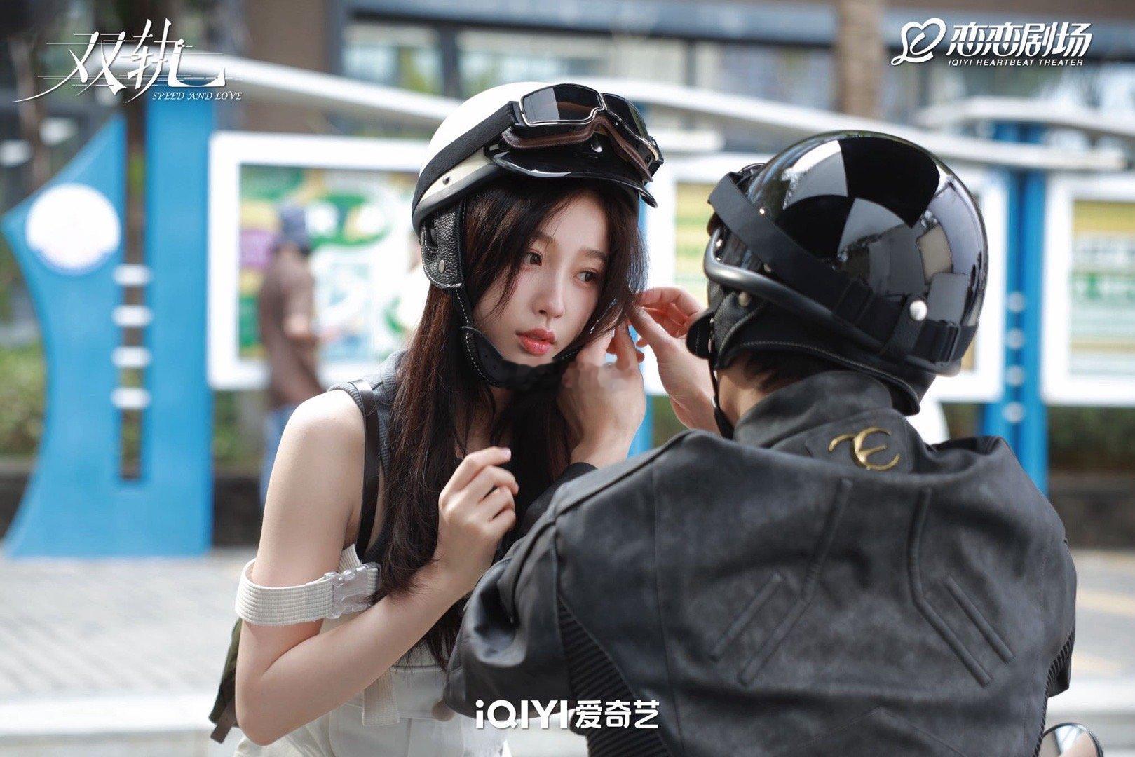 手指碰了一下俩人眼神全乱了 这一幕的氛围感直接拉满，指尖的轻微触碰，瞬间让空气都