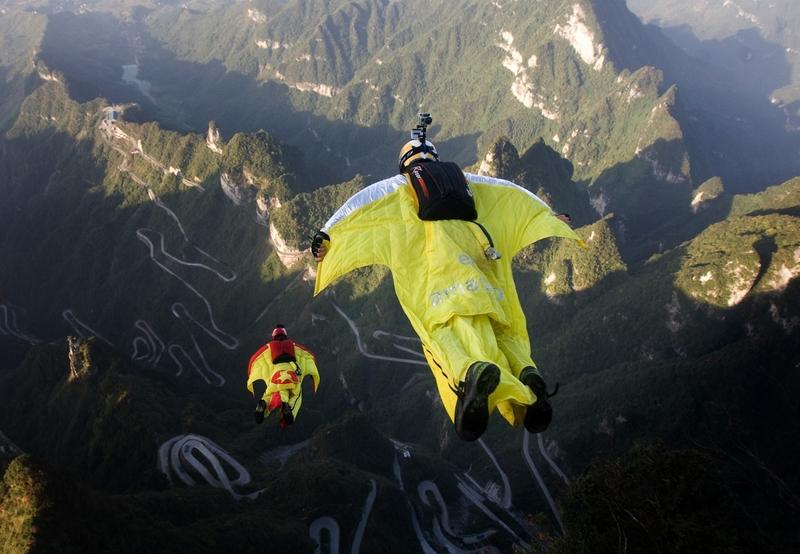 10秒殒命！顶尖翼装飞行员跃下即撞岩，1600次飞行经验没躲过禁飞区的坑
 
“