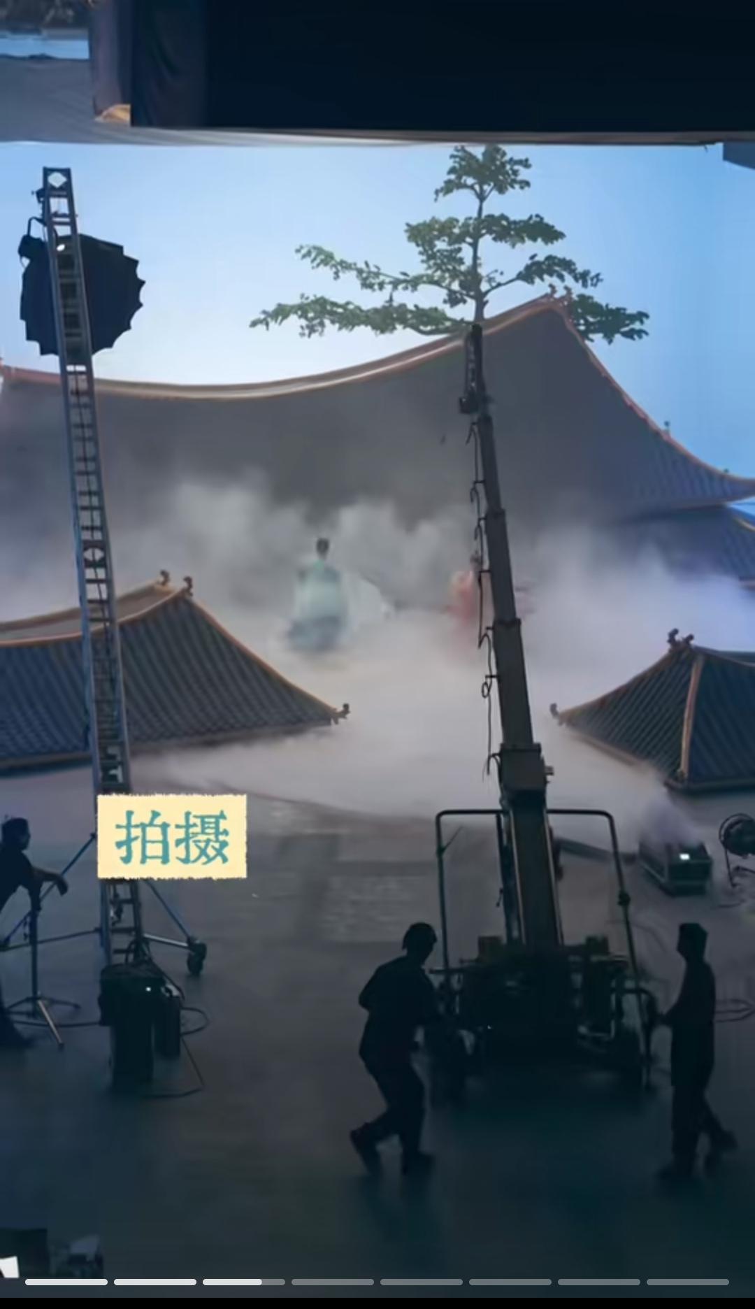 与辉同行的中秋晚会雅集，我刚刚刷到幕后工作人员的视频，超强的工作节奏不是一般人能