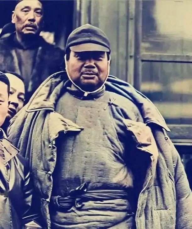 1927年冬，华北火车站。一个中年男人随着人流走下火车，他身披打补丁的旧棉袄，脚