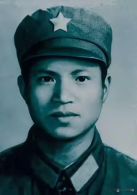 1984年，小战士重伤后仍在跪地战斗，突然，他发现膝下有一条越军的电话线，前方的