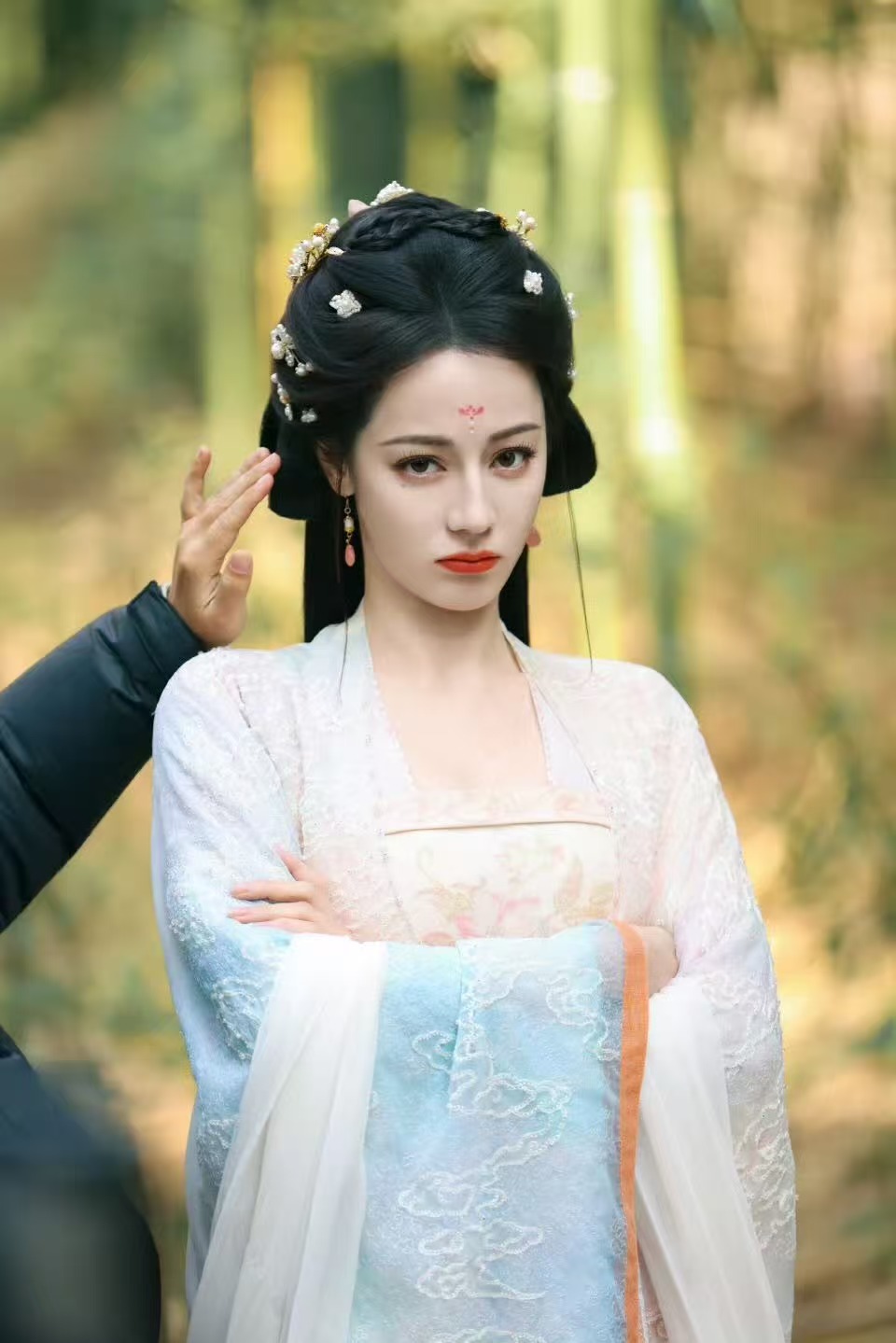 热巴萌萌的灵主大人迪丽热巴就这么盯着你看迪丽热巴就这么盯着你看，哇塞，行行行 