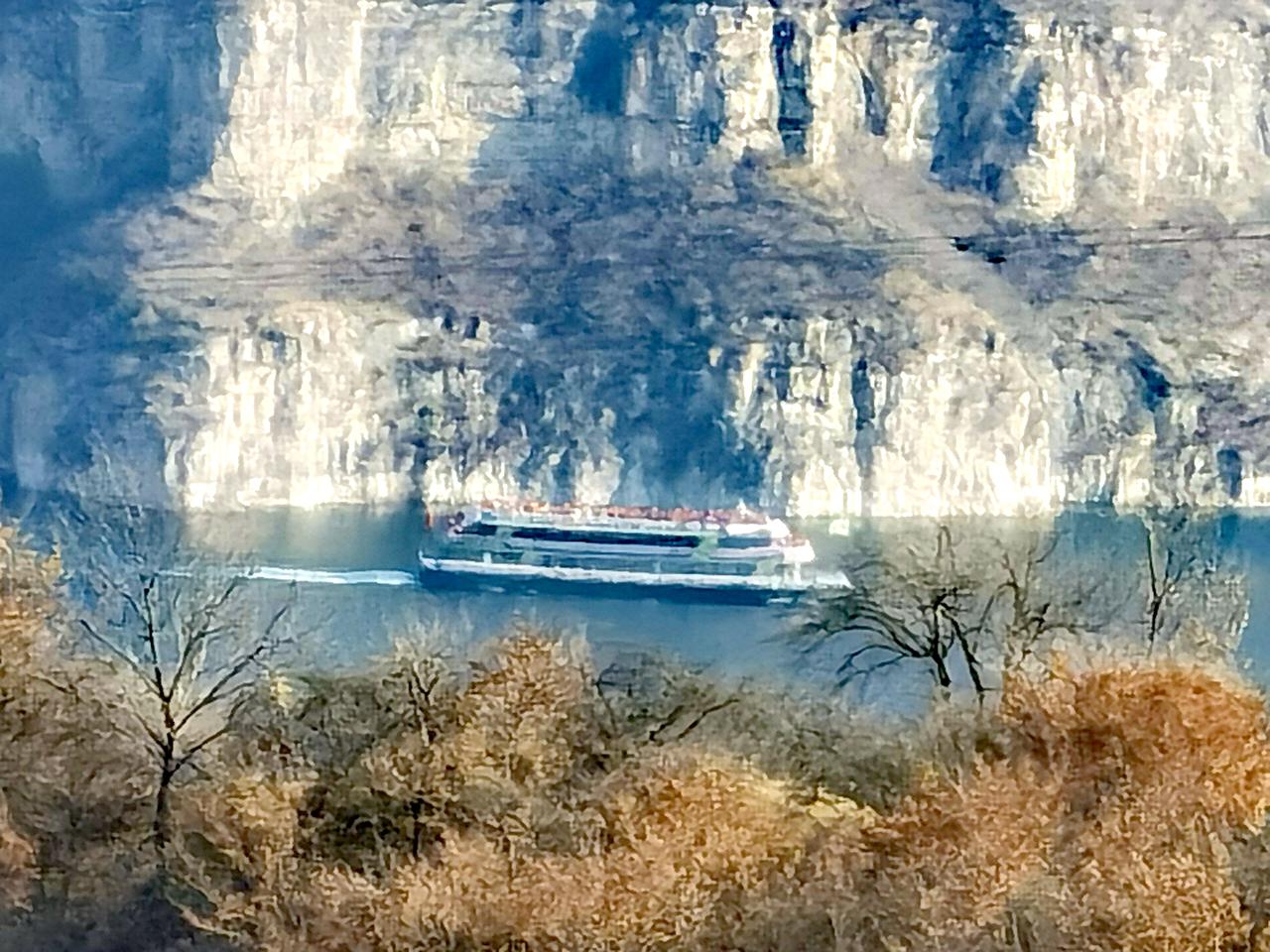 上联：独步花间寻旧梦；念姐邀对上联：独步花间寻旧梦，下联：醉看江月忆流年。由花间