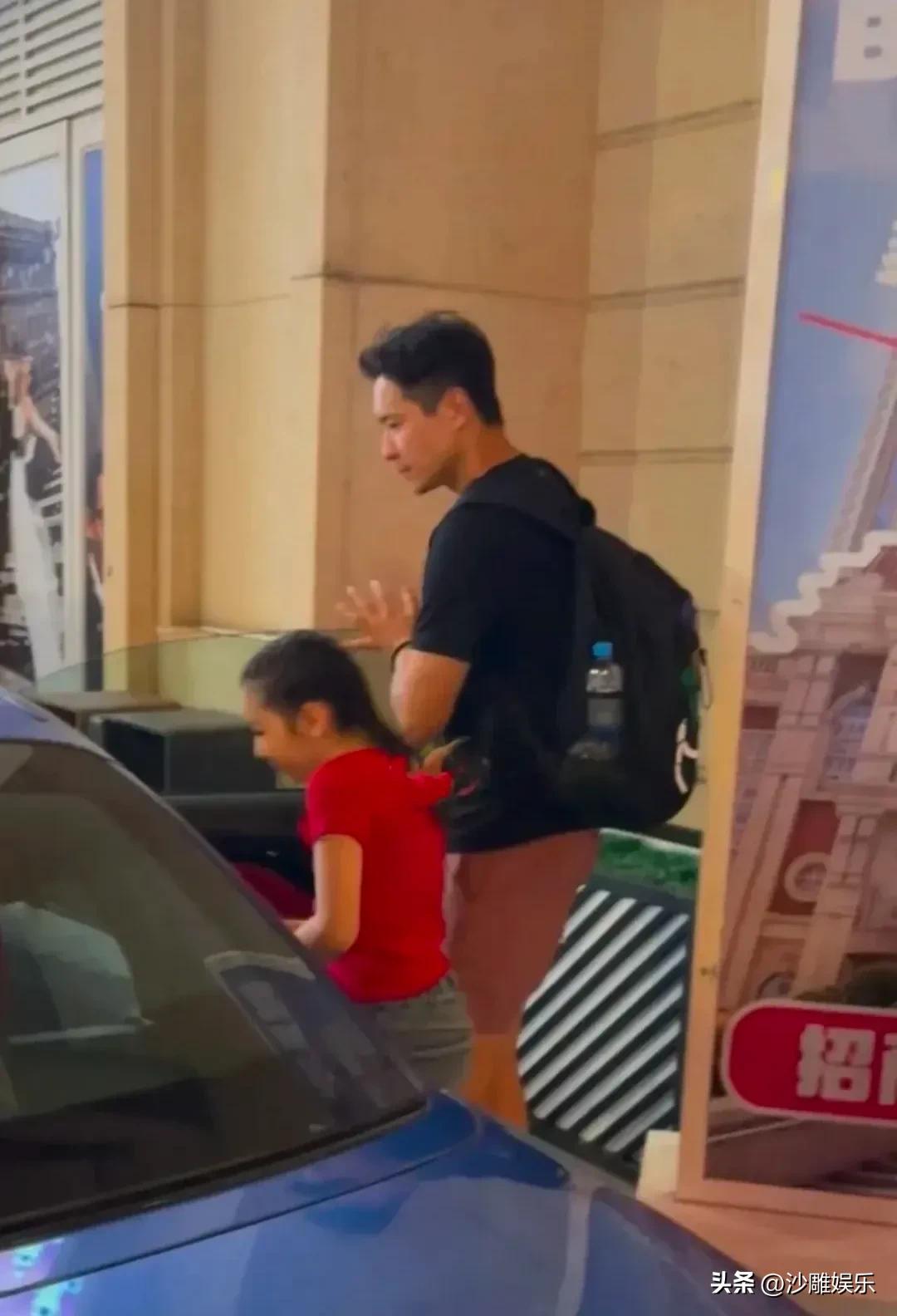 小酒窝在天津演出舞剧，下班后被亲爹高云翔开车接走！44岁的高云翔近照曝光，皮肤黝