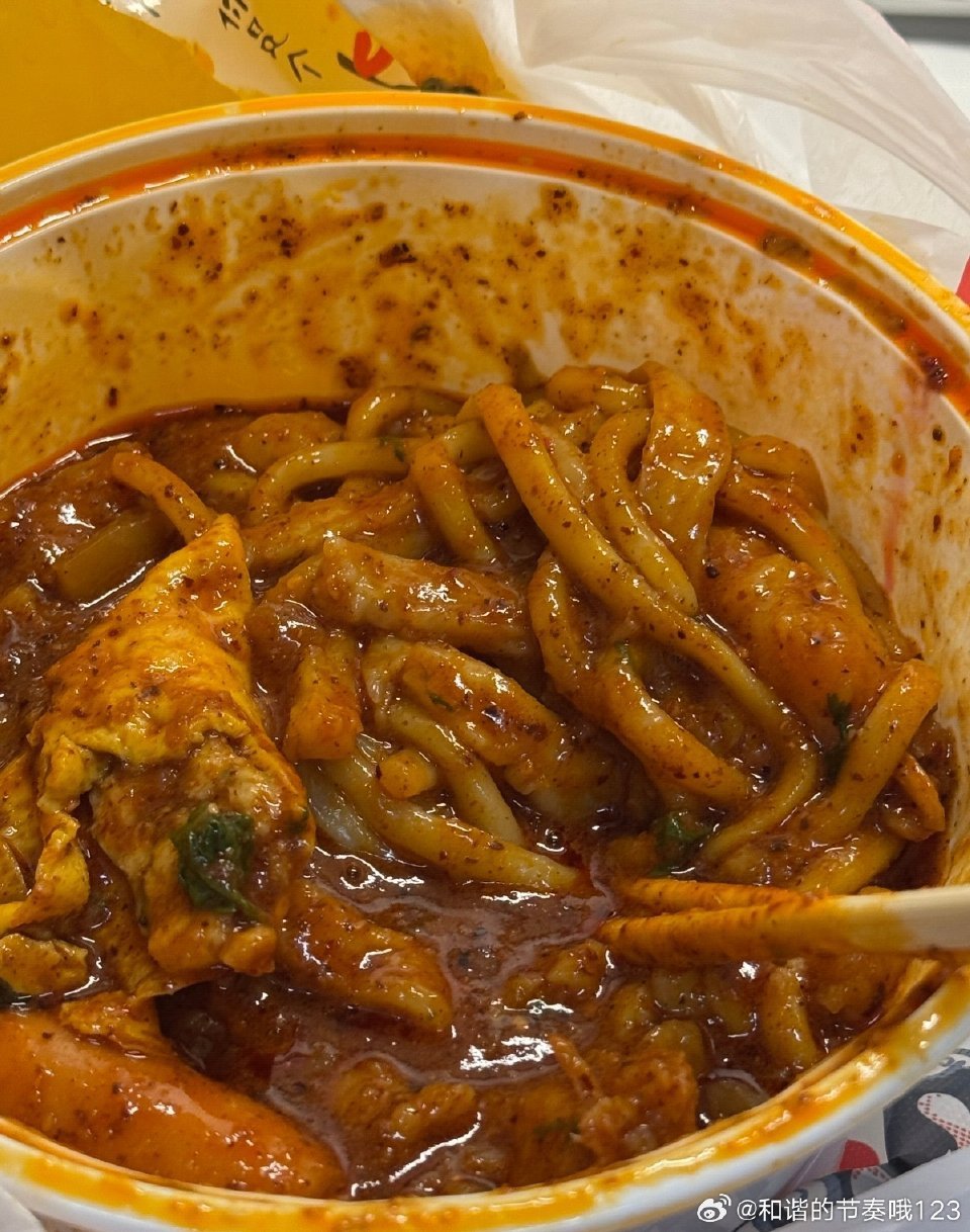 千问女孩吃上刘文祥了千问女孩快乐干饭！领AI办事卡，AI一句话轻松下单，无门槛立