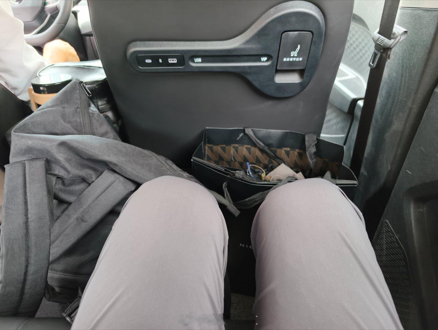 回家打了个网约车专版的车型，你别说它还真挺适合的，空间大，多种充电接口，副驾调节