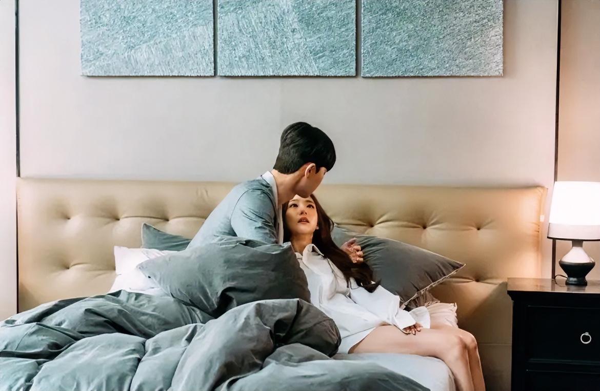 一个女人真正吸引男人的是什么？

也许你会觉得是外貌，毕竟大家都说男人喜欢漂亮、
