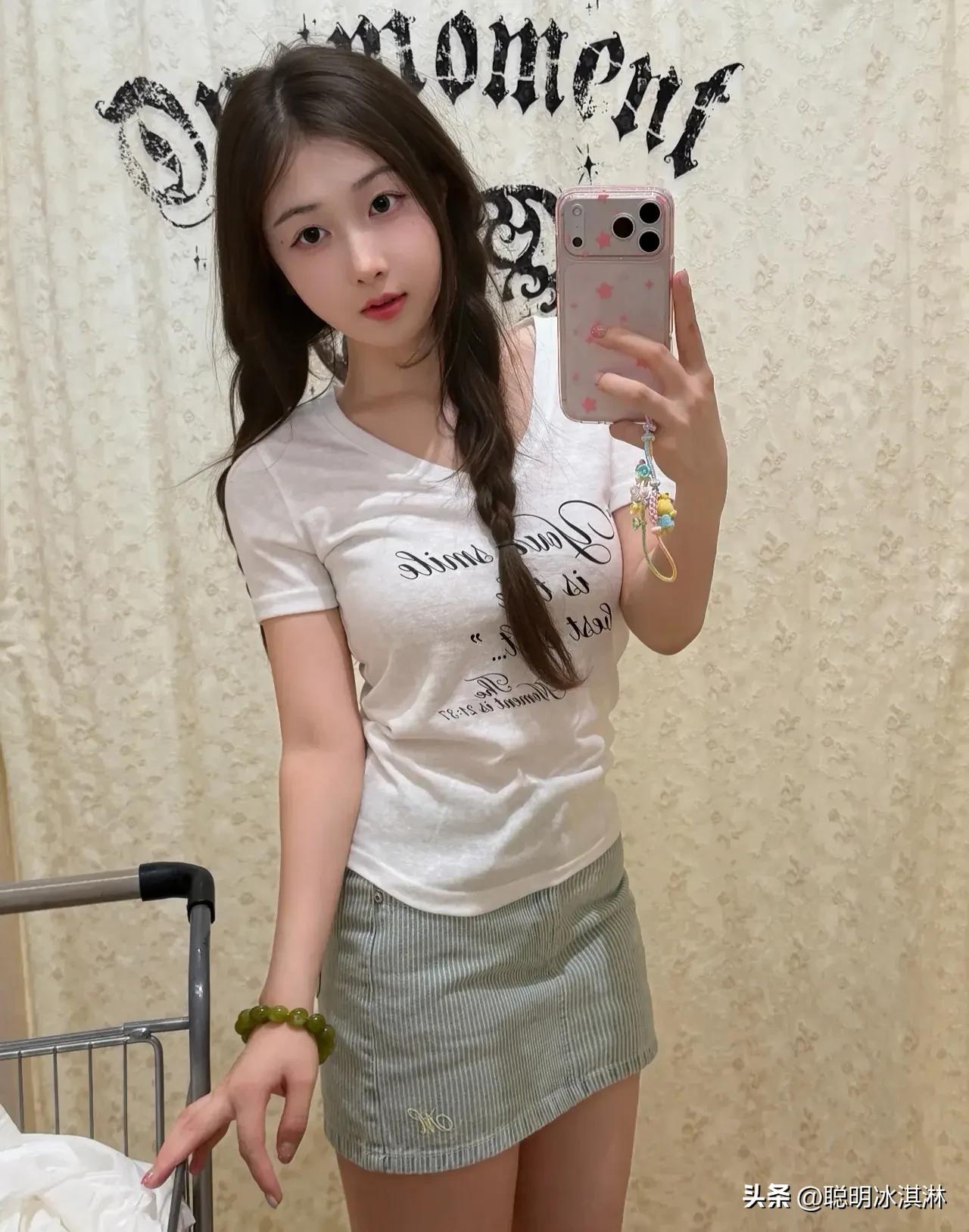 每个女孩心里都藏着一片星空
仿佛下一秒就能触到云端的温柔。  
不是童话，是你眼
