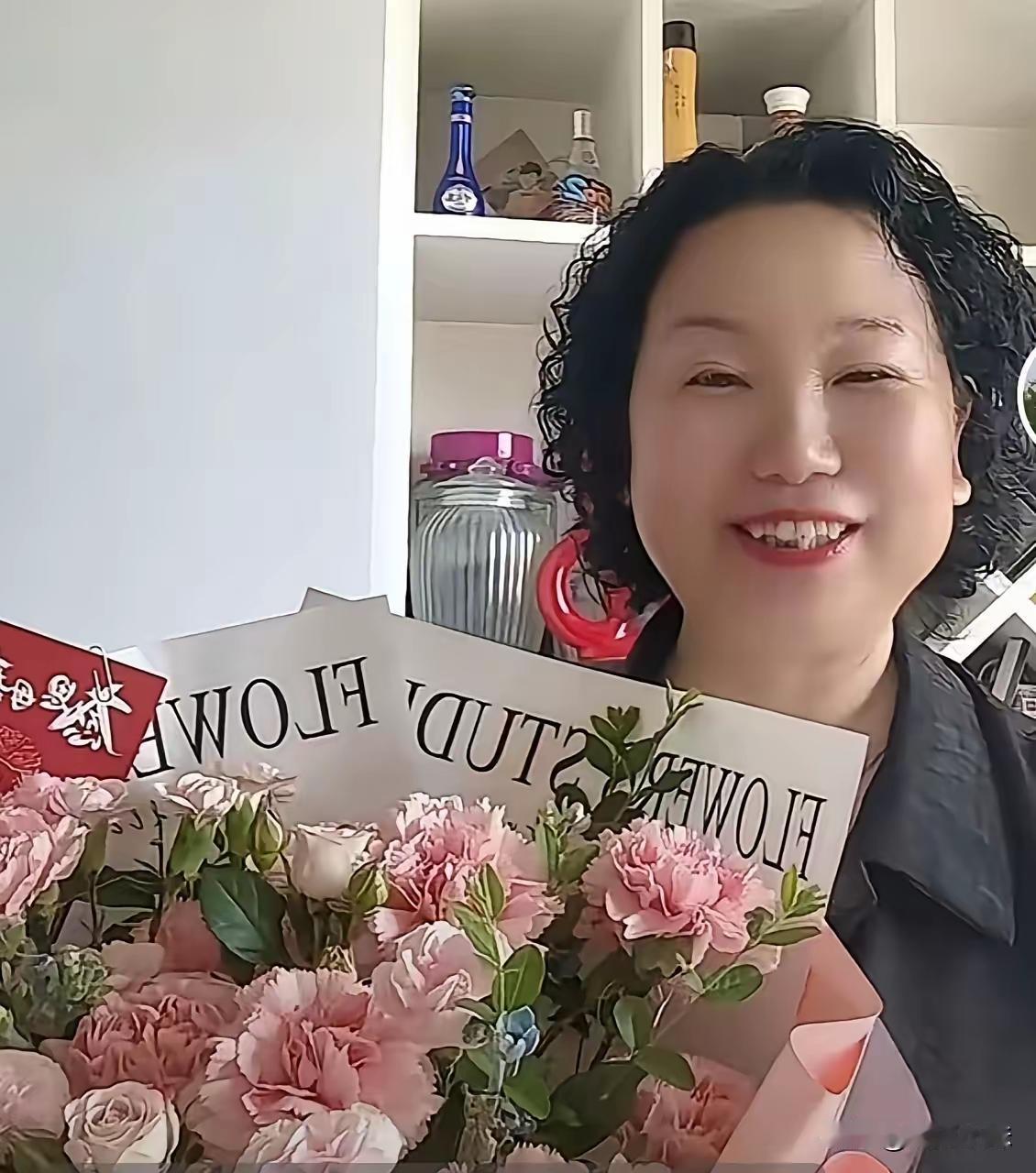 母亲节晒幸福背后藏深意
有人高调晒幸福惹人议论…

他大娘最新视频全程笑到合不拢