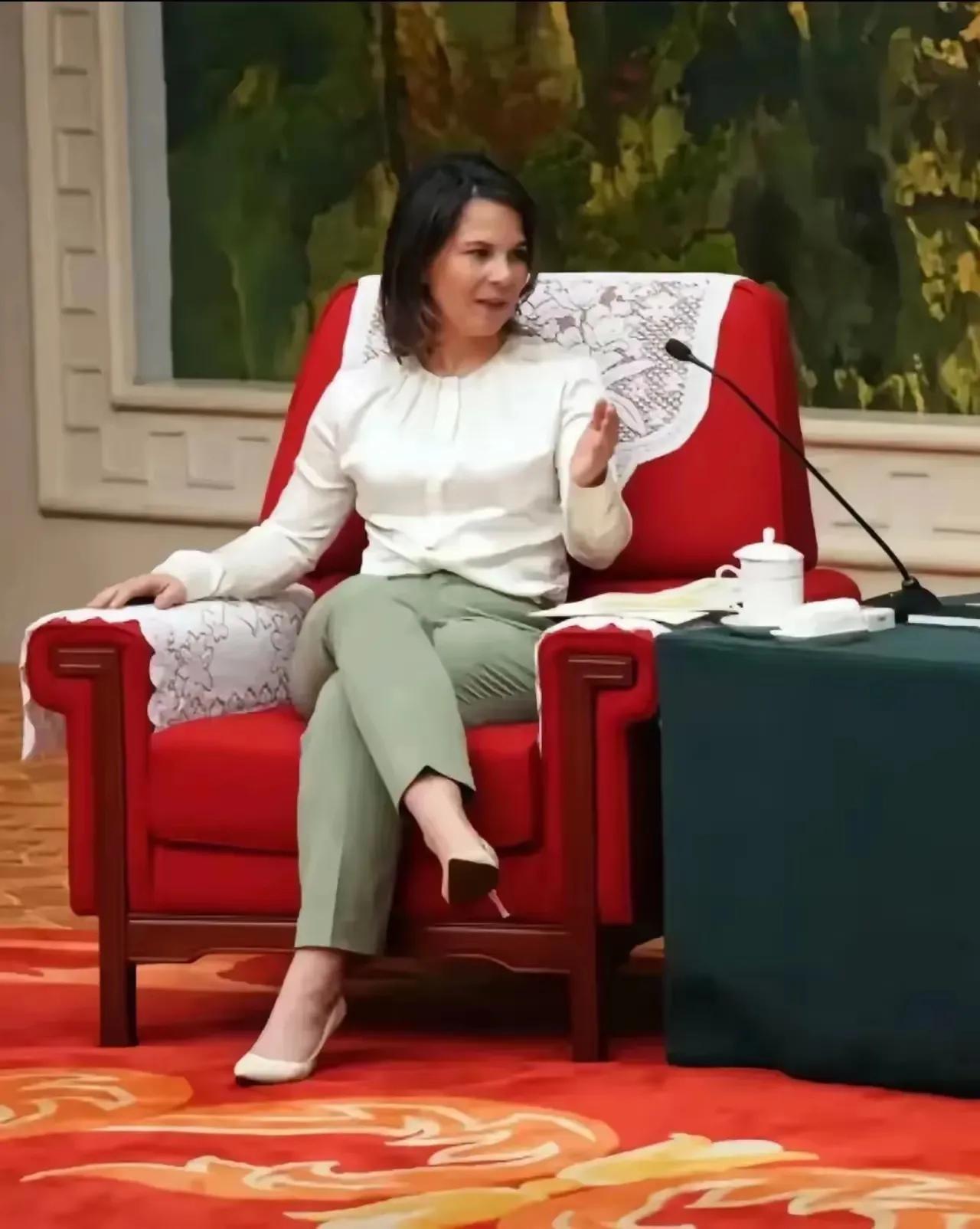 德国女外长不厌其烦地一次次访问中国，不知道到底谈的啥，想谈啥。她在中国人缘不佳，