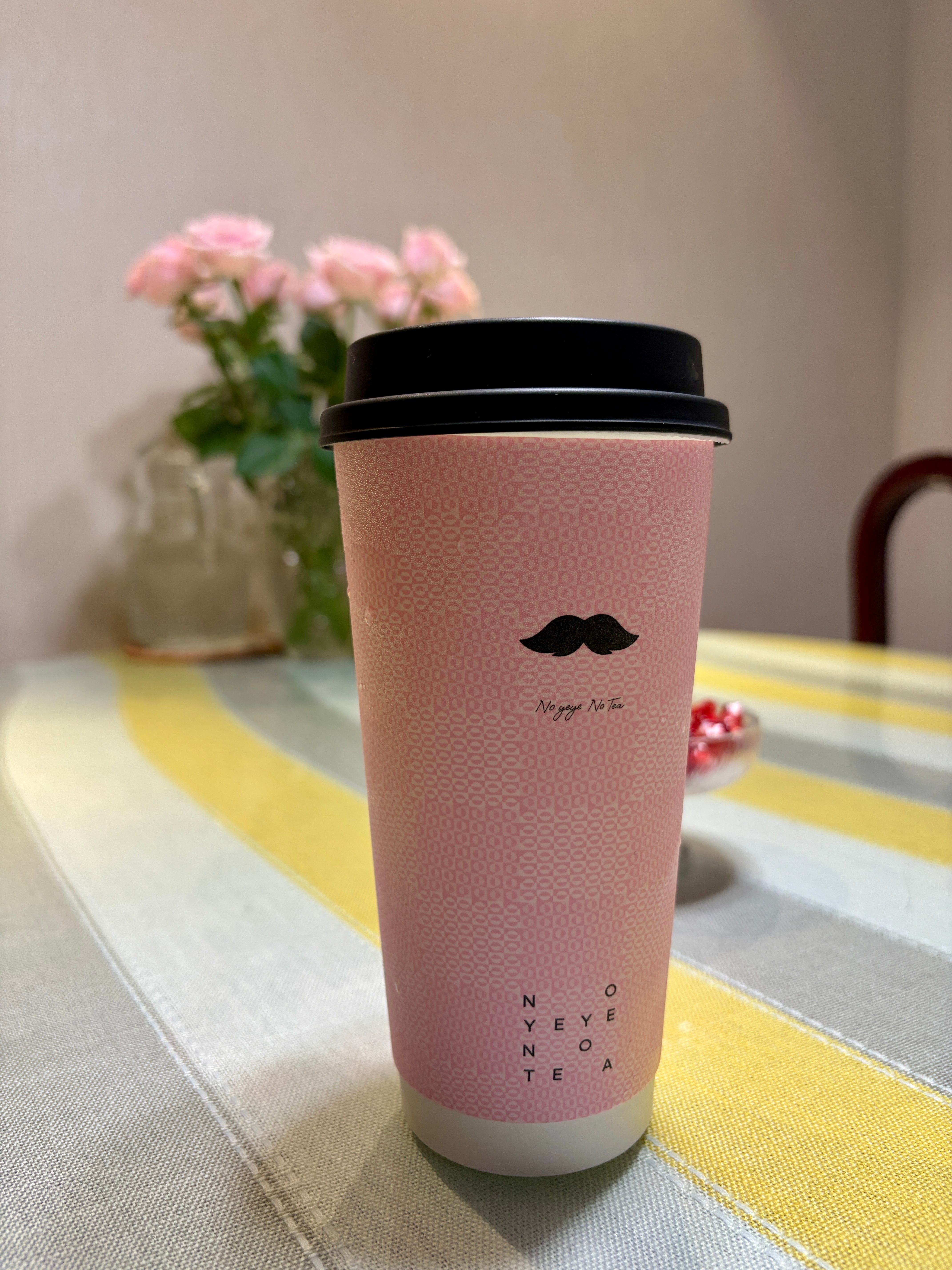 阿福收到一杯暑假小老师，在成都点的奶茶，还备注了“生日快乐”。小老师刚上大学，情
