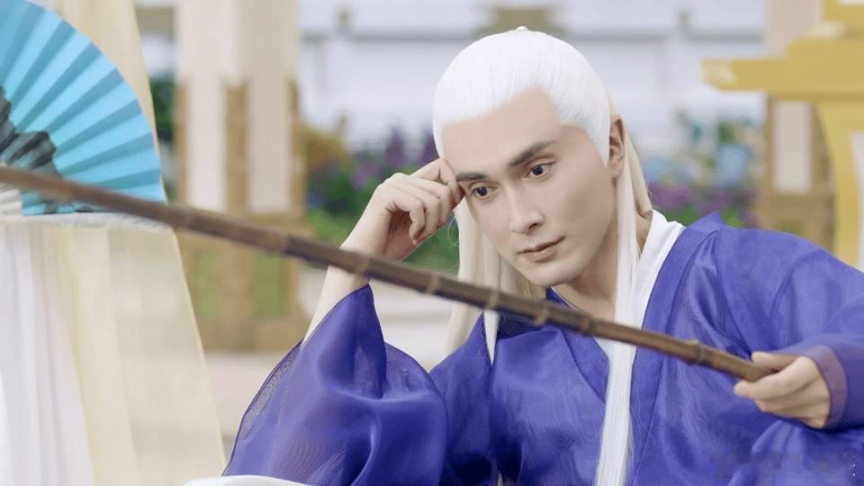 高伟光古人仪态高伟光穿古装，古人仪态尽显。时而似李白诗画相伴般雅致，时而如东华神