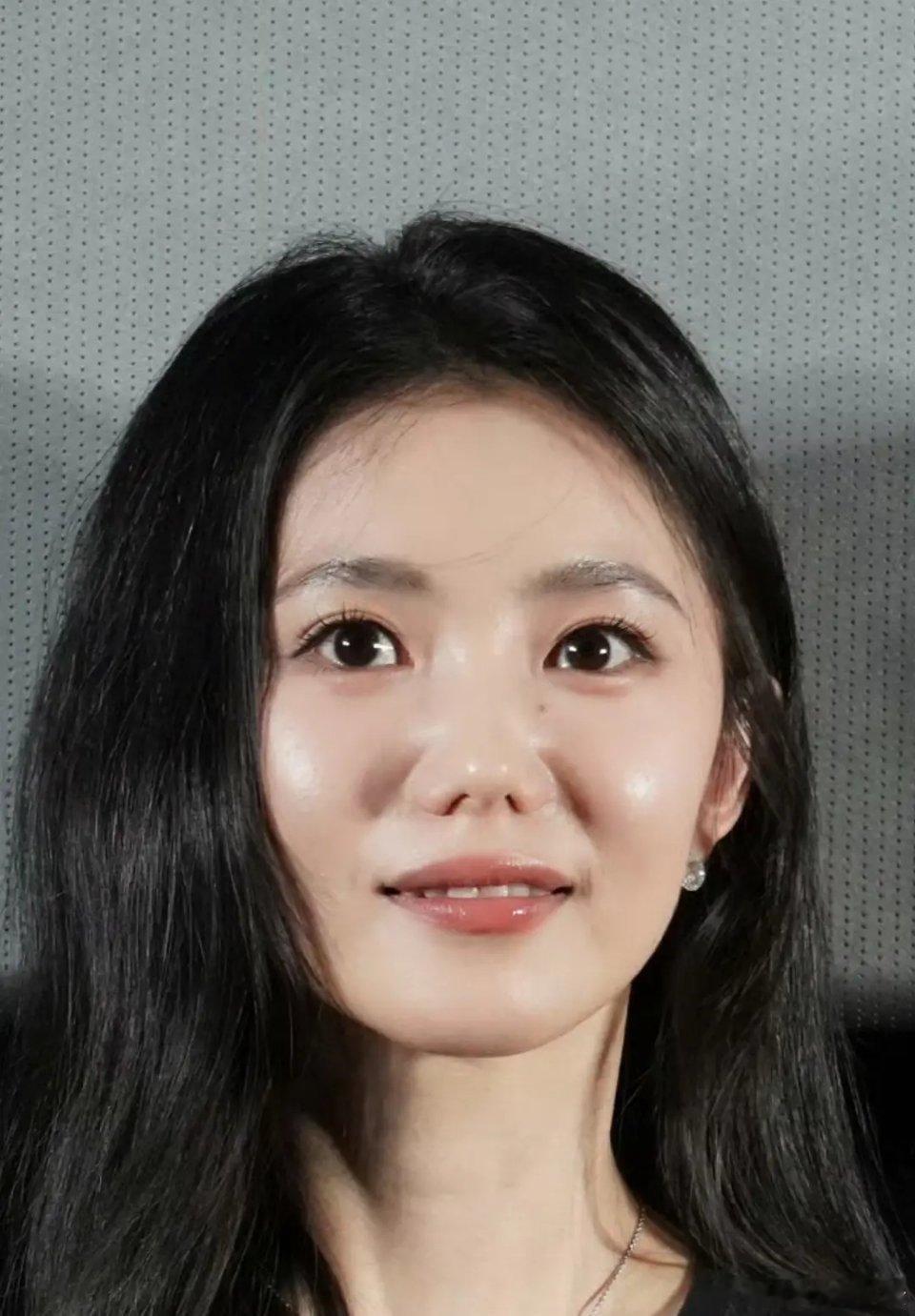 不少高鼻子鼻孔小的，但是很好看，她这个怎么这么奇怪 