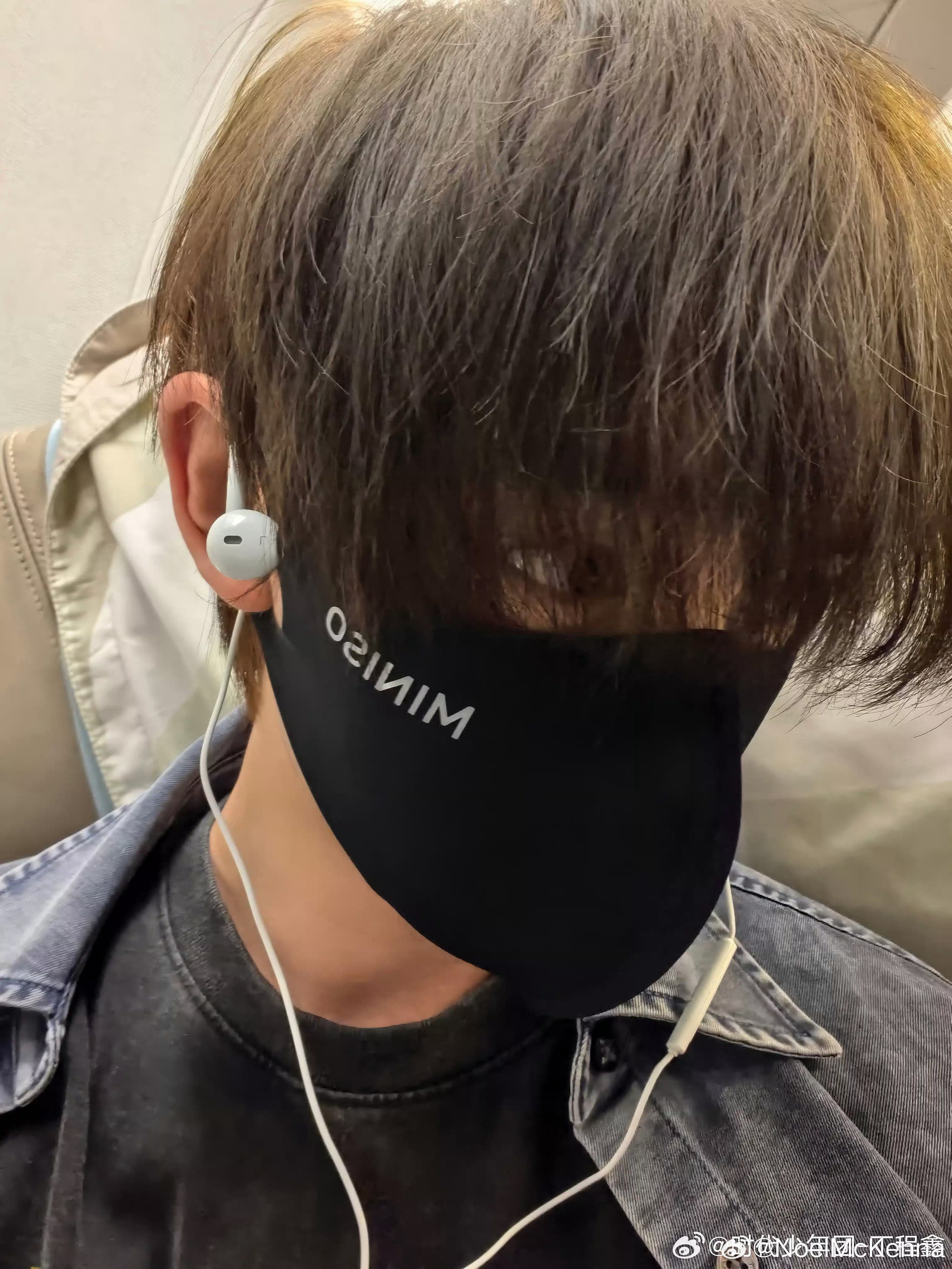 定格一看热搜丁程鑫比耶甜弟 吓坏了这怎么行 