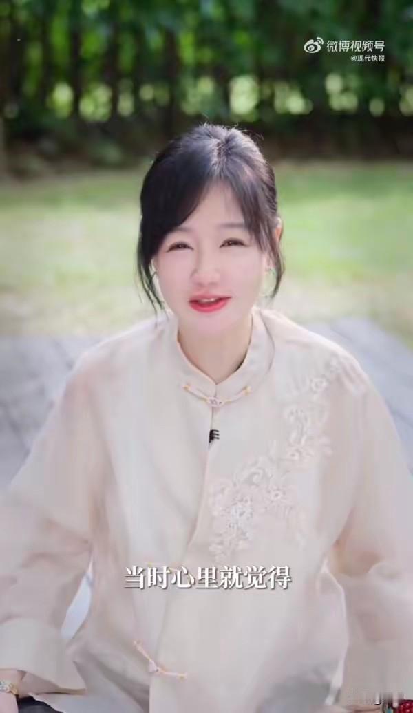 薛佳凝自曝已经到了不戴老花镜没法穿串珠的程度，但她却说：“突然觉得视力变差没那么