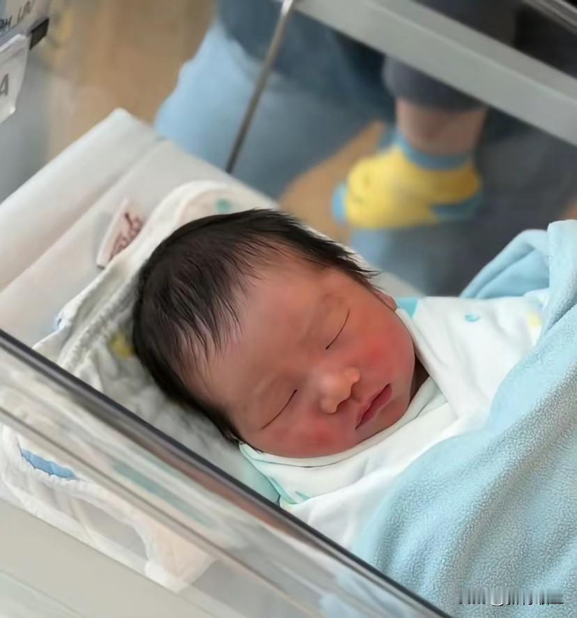 黄镇廷估计接下来比赛更拼了
原因很简单
不是他本来就爱较劲，而是家里刚添了小儿子