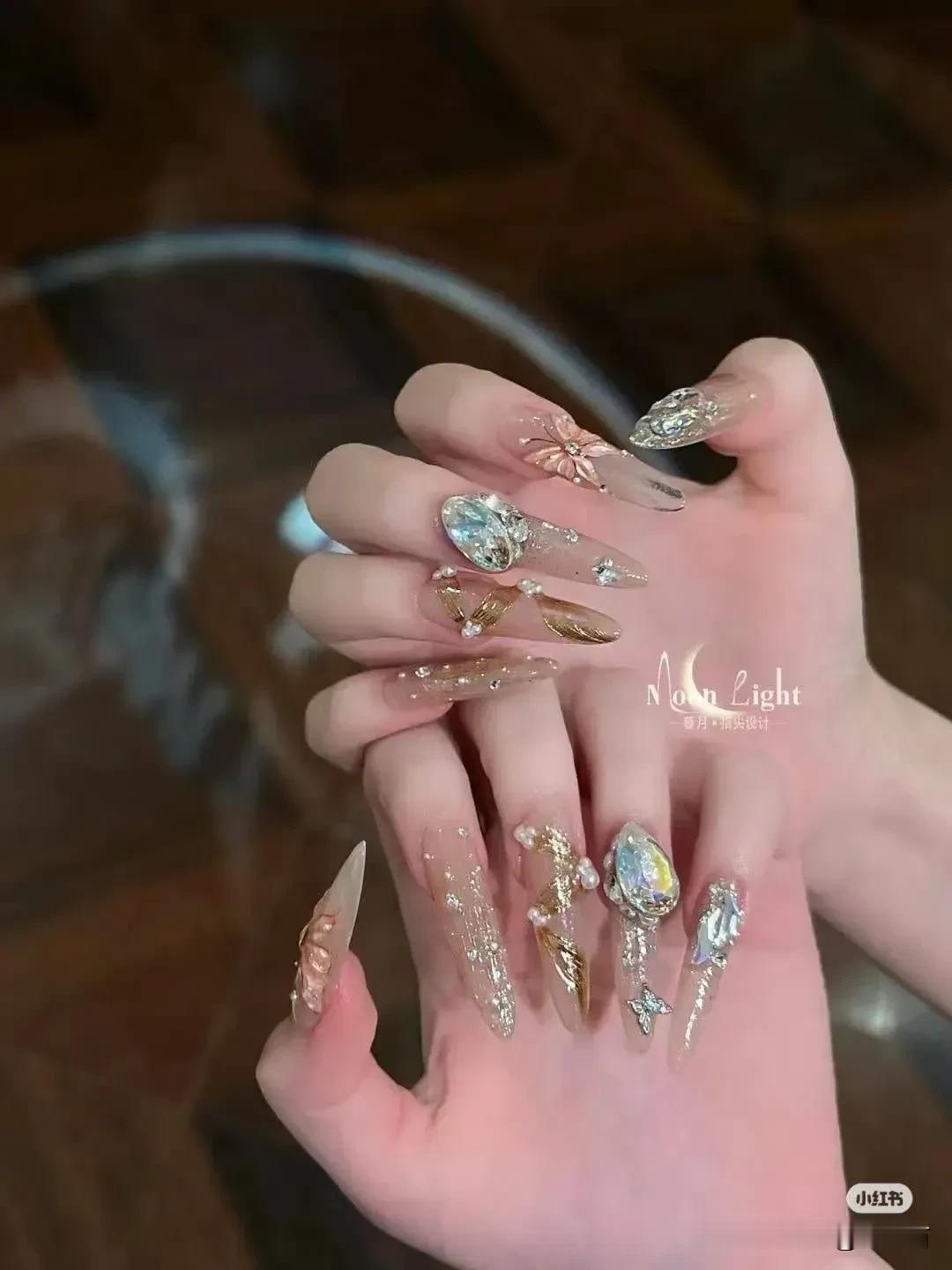 嗯，美！
是美！
是很美
可我不明白的是，
如此又如何合面做饭做家务呢？
挂在墙