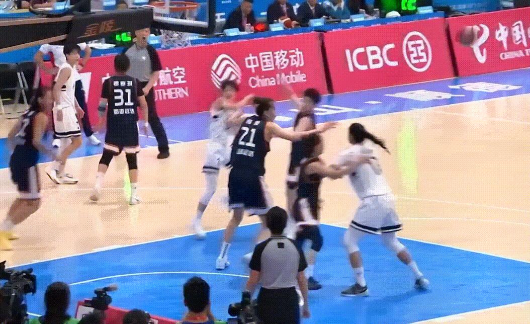 武桐桐三分命中！黄思静第三节末也终于能休息一会儿，8人轮换，撑住啊广东队！