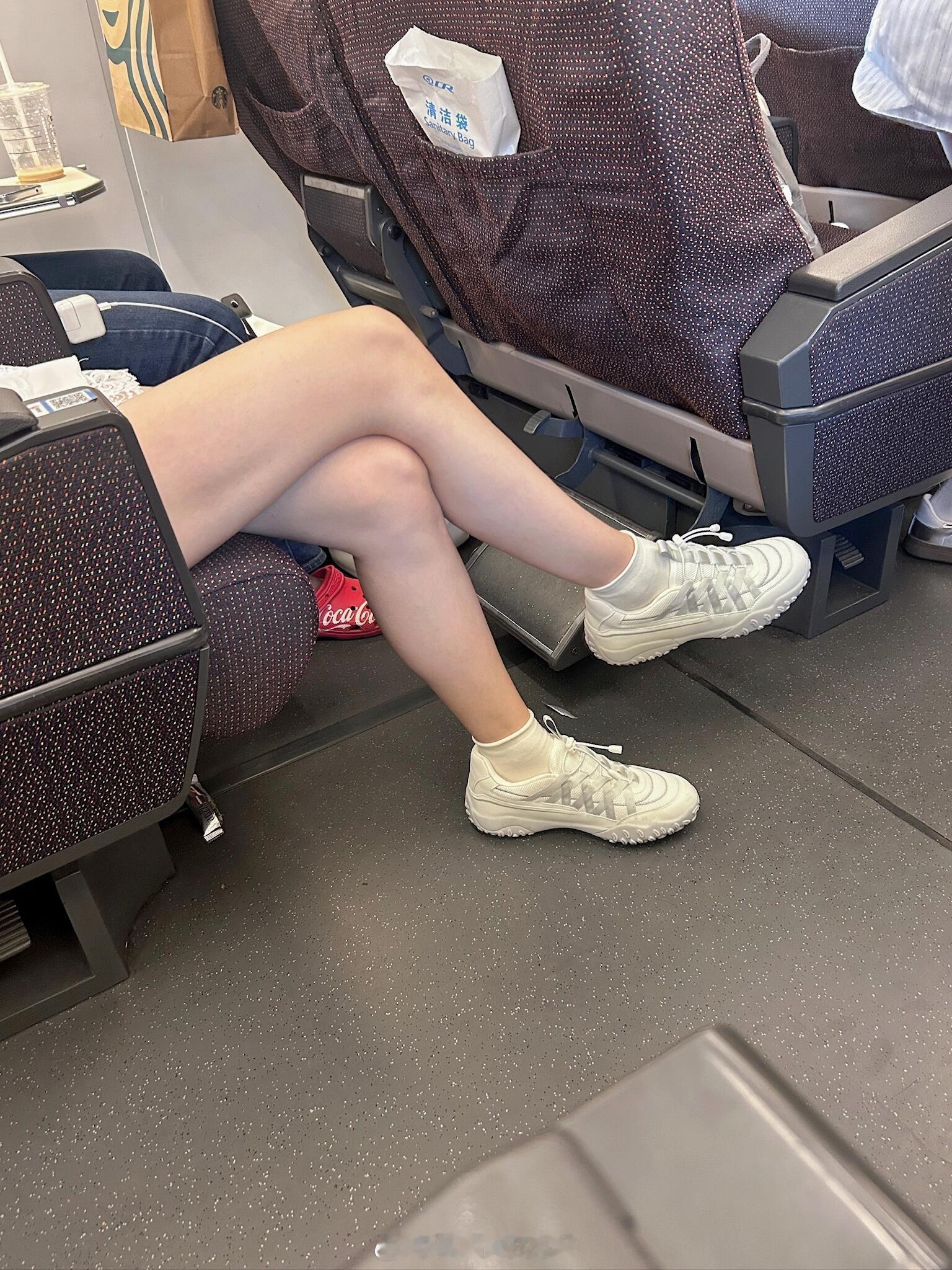 高铁上看到的。。。上头了第一次见到这种款式的运动鞋，银白撞色好好看!还是芭蕾风的