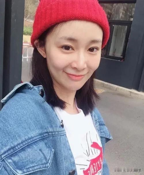 老公一大早发张《狂飙》大嫂的照片来，
说大嫂的素颜照还没有我素颜漂亮，不知道是不
