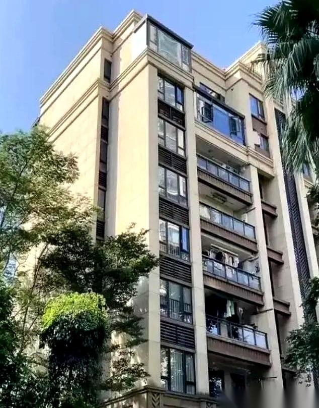 卖套房，一年后突然发现自己少拿了48万。
48万啊！
够多少打工人起早贪黑卷上好