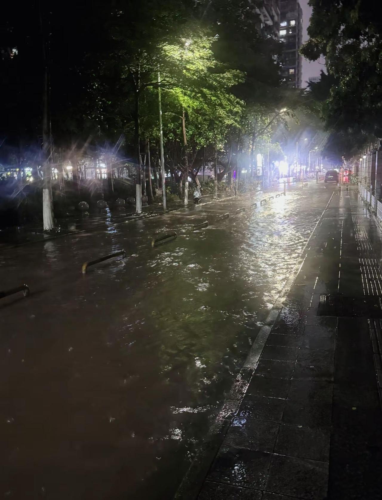 深圳的520暴雨落城，从白天到黑夜，一直不间断的在下；深夜了雨滴急速的敲打着窗户