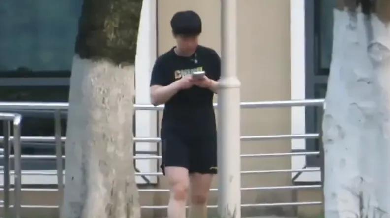 孙颖莎认真备战中国大满贯，放假期间也不闲着，独自一人上下训，边走边玩手机
不久前