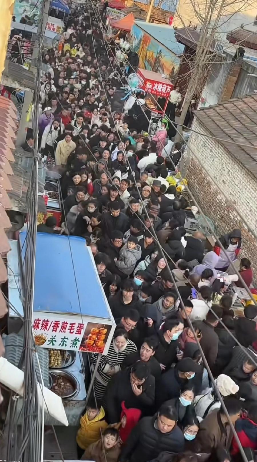 天安门墙吴营村人挤人，3个小疑问：
1、上厕所怎么办？村里能有一个公厕就不错了，