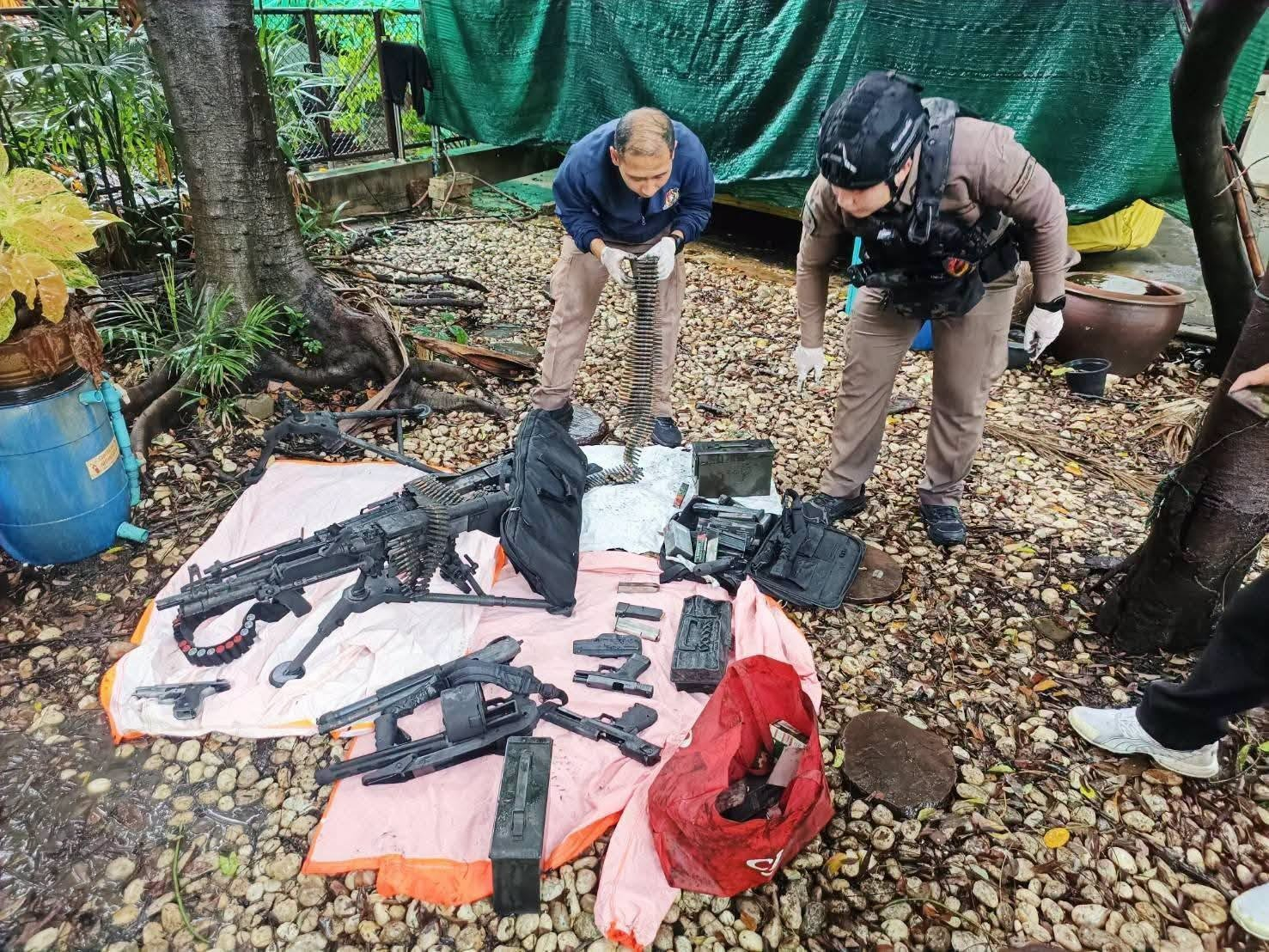 【泰国曼谷疯狂男子纵火焚烧住宅，警方发现爆炸物及大量军用武器】9月25日约11时