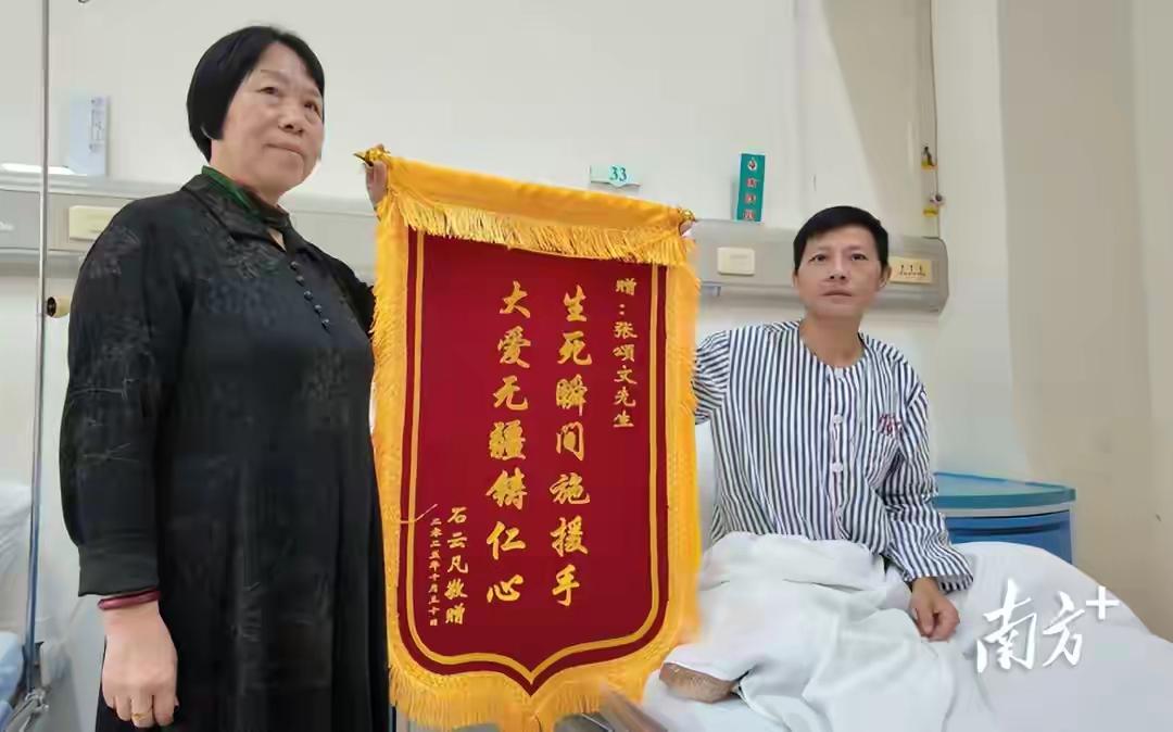 这两天，演员张颂文在街头救人的事迹登上热搜。随着多家媒体接力报道，事发时更多的细