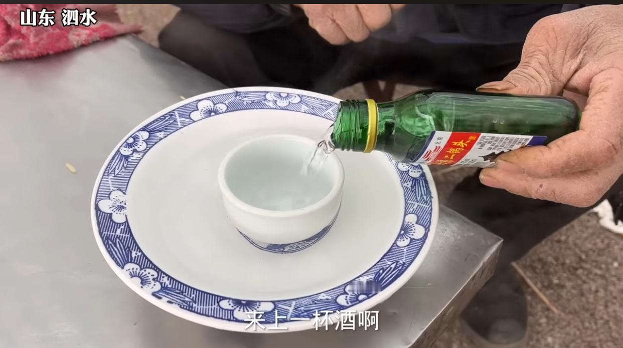 山东75岁老汉，每天早上都要到集市上买一盘炖猪血豆腐，喝一小瓶北京二锅头，说是网