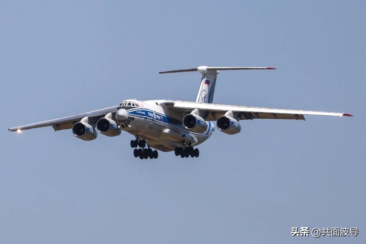 俄罗斯可以援助伊朗，向伊朗提供装备，主要是导弹和无人机，因为美国也在向乌克兰提供