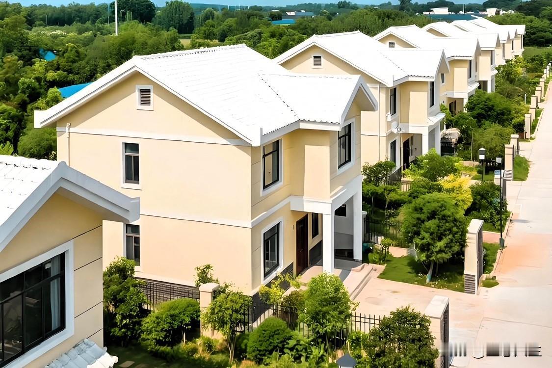 个人影响，身心内耗，绑住年轻人

被房贷车贷绑住的年轻人：不敢消费、不敢折腾，人