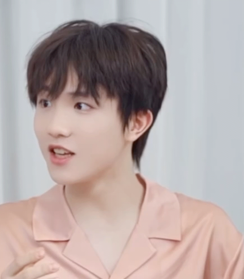 苏新皓穿的这个粉色睡衣好萌苏新皓什么时候返场一下粉色睡衣【苏新皓】【苏新皓睡衣】